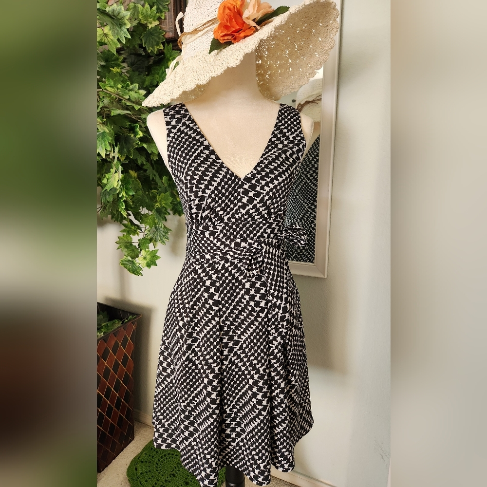 VS Black& White Houndstooth Tie Back Sleeveless Dress size 2